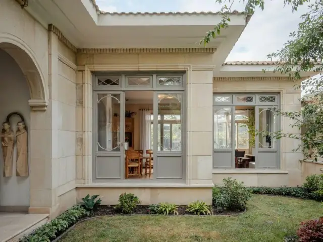 Dom z oknami ze szprosami: elegancja i funkcjonalność wnętrz