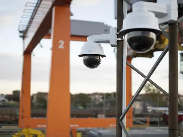 Kamery PTZ na placu budowy. Detekcja PTZ co to znaczy? To inteligentne śledzenie ruchu i obiektów.