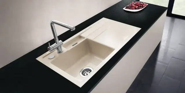 Jaki zlew do czarnego blatu? Modne i praktyczne inspiracje