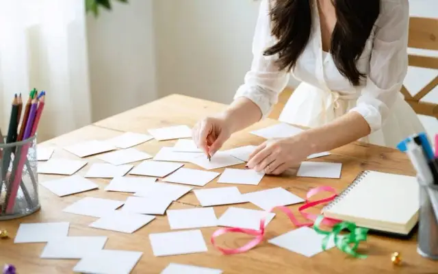 Jak zrobić tablicę gości weselnych, aby uniknąć chaosu i stresu