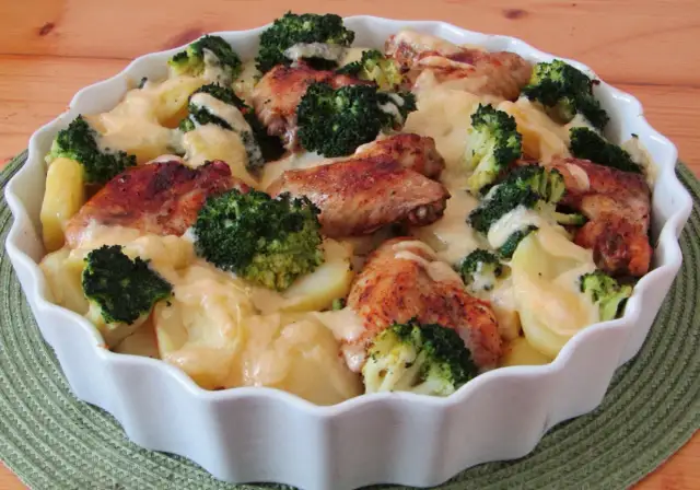 Pyszna zapiekanka ziemniaczana z kurczakiem i brokułami w sosie czosnkowym