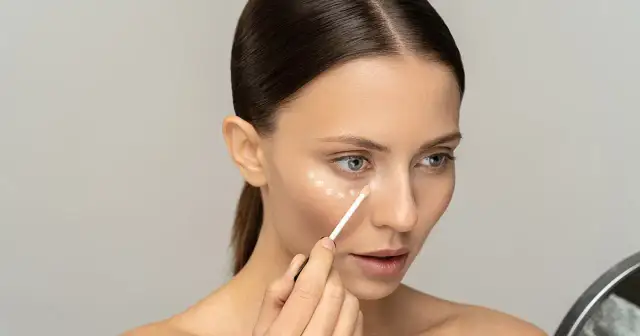 Czym nakładać korektor? Gładka cera bez smug i błędów