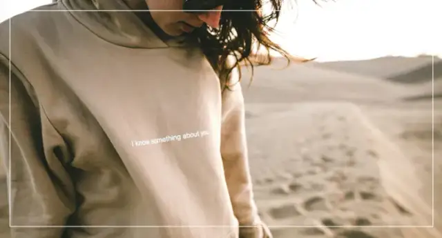 Dlaczego dziewczyny lubią męskie bluzy? Wygoda, zapach i styl