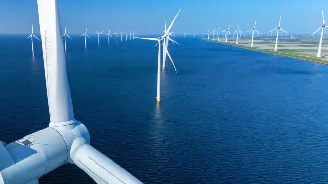 Wielka farma wiatrowa na morzu. To właśnie branza OZE, czyli odnawialne źródła energii, które czerpią moc z natury.