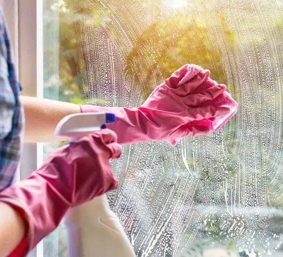 Skuteczne sposoby na umycie zaparowanych okien - poradnik