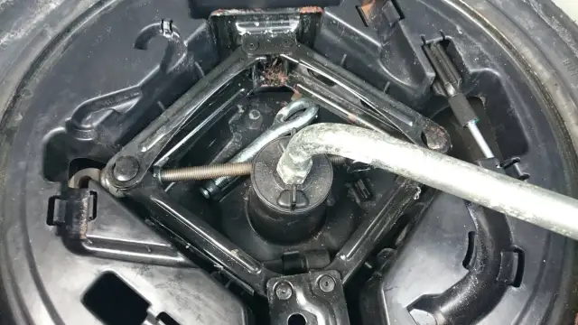 Podnośnik i klucz do kół w bagażniku Renault Trafic, gotowe do akcji, gdy zajdzie potrzeba, jak wyjąć koło zapasowe.