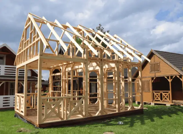 Ile naprawdę kosztuje budowa domku letniskowego 35m²? Sprawdź, jak uniknąć ukrytych kosztów!