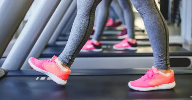 Jak chodzić na bieżni żeby schudnąć: skuteczne metody i techniki