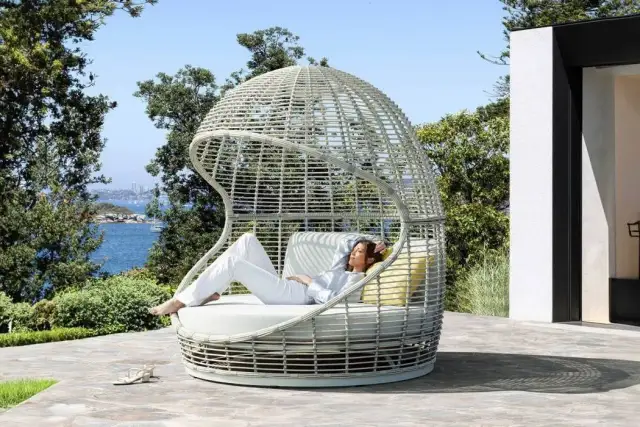 Jak zrobić łóżko ogrodowe – krok po kroku do własnego relaksu w ogrodzie