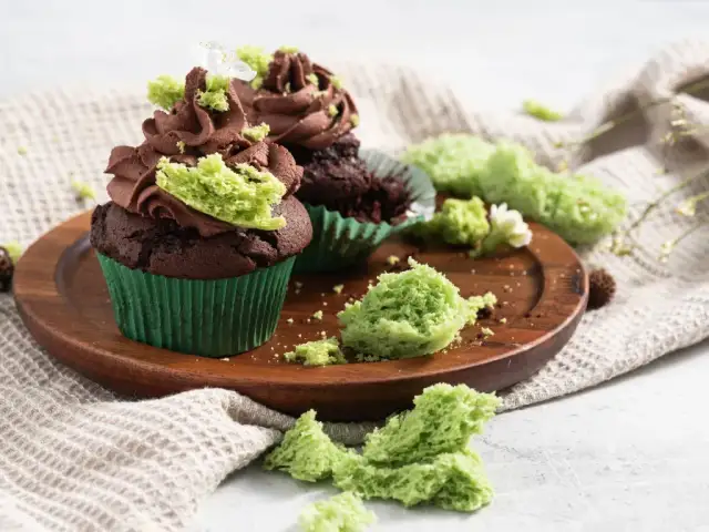 Jak zrobić mech na tort - prosty przepis na jadalną dekorację