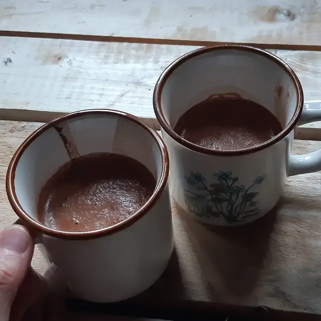 Czy kakao można pić z wodą? Odkryj smak i zdrowotne korzyści