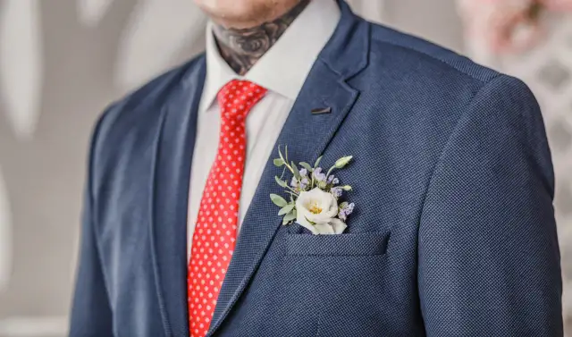 Ojciec pana młodego: mucha czy krawat? Który wybór lepszy na wesele?