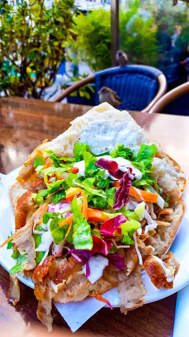 Co zjeść w Berlinie? Najlepsze restauracje, lokalne smaki i budżetowe opcje