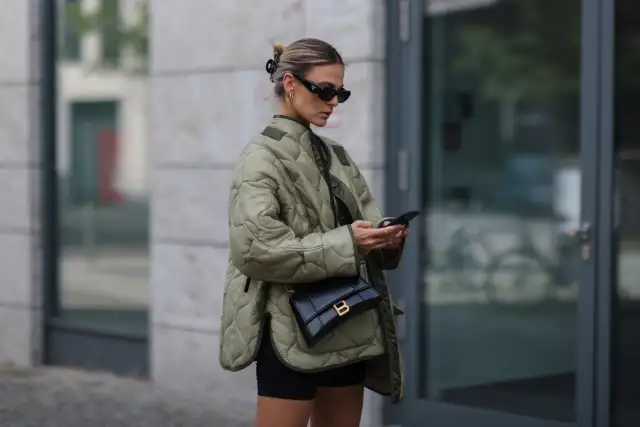 Najlepsze stylizacje z kurtką khaki damską na każdą okazję i sezon