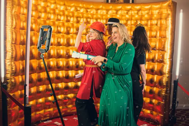 Jak działa fotobudka 360? Odkryj tajemnice jej wyjątkowej technologii