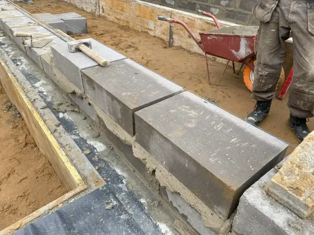 Jaką zaprawę wybrać do bloczków betonowych fundamentowych? Kluczowe informacje