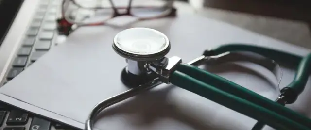 Czy można pić alkohol na zwolnieniu lekarskim? Skutki zdrowotne i prawne