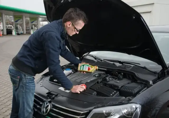 Czy wymiana oleju na ciepłym silniku szkodzi? Sprawdź, jak uniknąć błędów