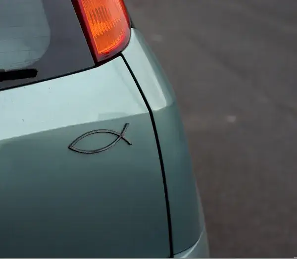 Rybka na samochodzie w którą stronę - odkryj najlepszą orientację