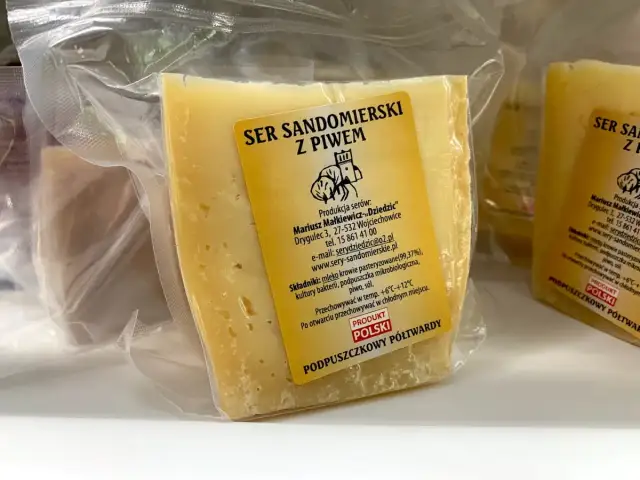 Sery sandomierskie w opakowaniach próżniowych, jeden z nich z etykietą "Ser Sandomierski z piwem".
