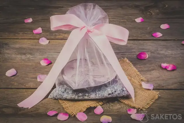 Jak zrobić ozdoby ze wstążki? Kanzashi, kokardy i inne pomysły