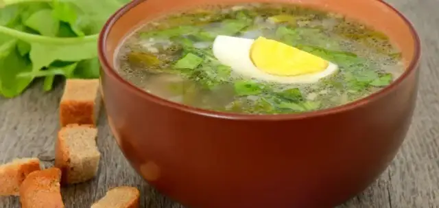 Jak przygotować szczaw do zupy, by uniknąć gorzkiego smaku?