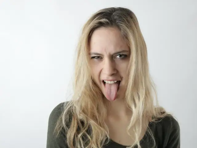 Metaliczny posmak w ustach rano: co oznacza i kiedy się martwić?