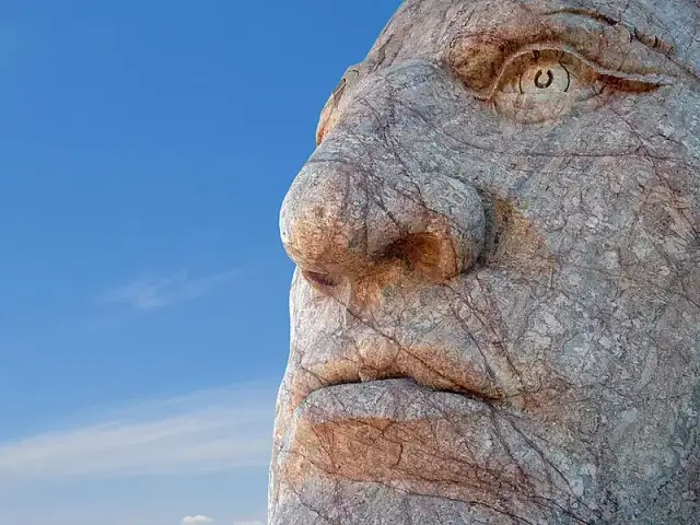 Pomnik Szalonego Konia: Dlaczego nigdy się nie skończy?