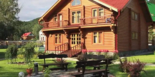 Jak wyczyścić dom z bali bez ryzyka uszkodzenia drewna