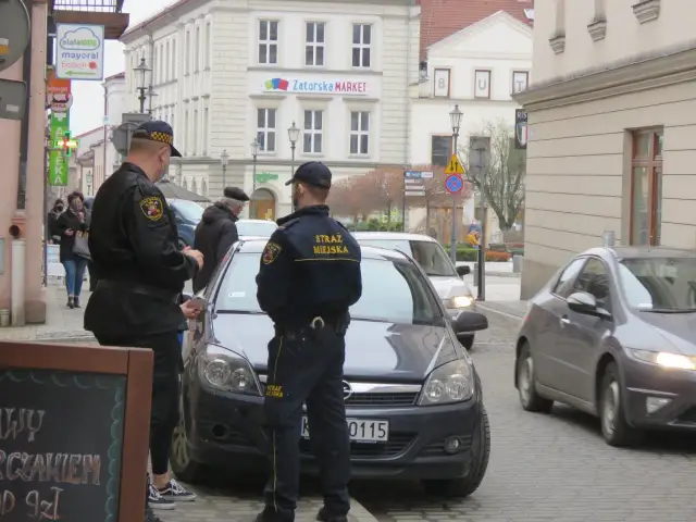 Straż miejska na osiedlu: Czy zawsze może ukarać za parkowanie?