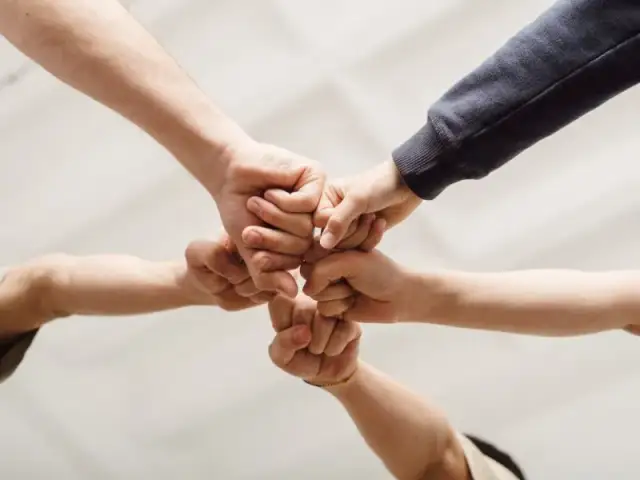 Jak motywować pracowników bez pieniędzy? Skuteczne metody pozafinansowe