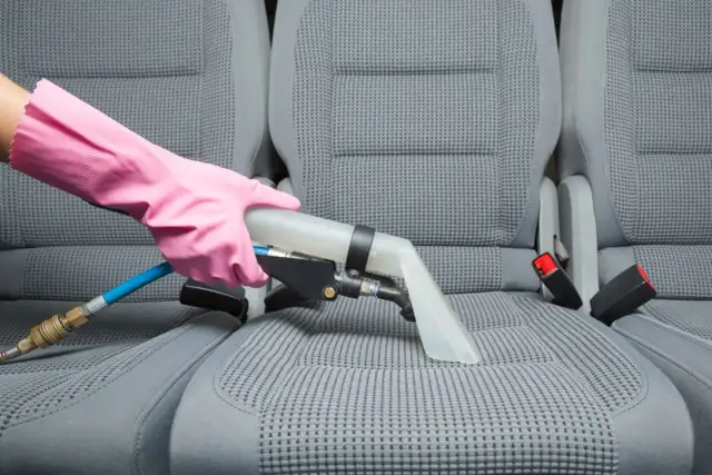 Jak wyprać fotel w samochodzie? Czysta tapicerka krok po kroku!
