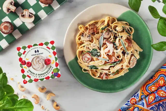 Pyszny makaron z grzybami i szpinakiem w kremowym sosie. Gdzie kupić wegańskie mascarpone? Na opakowaniu jest podpowiedź!