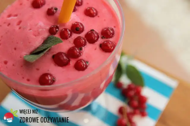 Koktajl z czerwonej porzeczki: Przepisy, zdrowie i orzeźwienie!