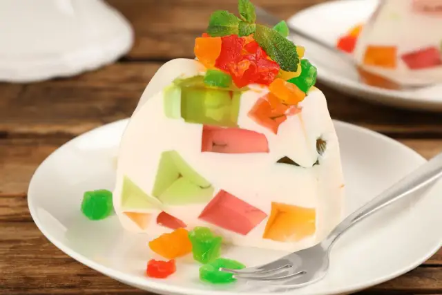 Kiedy wylać galaretkę na ciasto, aby uniknąć psucia deseru?