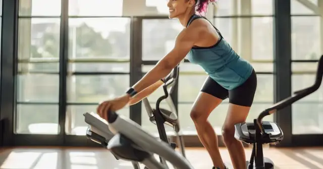 Jak ćwiczyć na orbitreku, żeby schudnąć? Poznaj skuteczne plany!