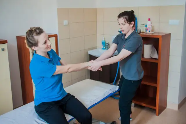 Rehabilitacja domowa: Jak zorganizować bez kolejek? NFZ/prywatnie
