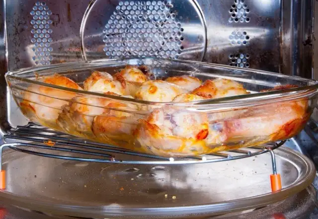 Jak podgrzać kurczaka w mikrofali bez wysuszenia? Sprawdzone sposoby