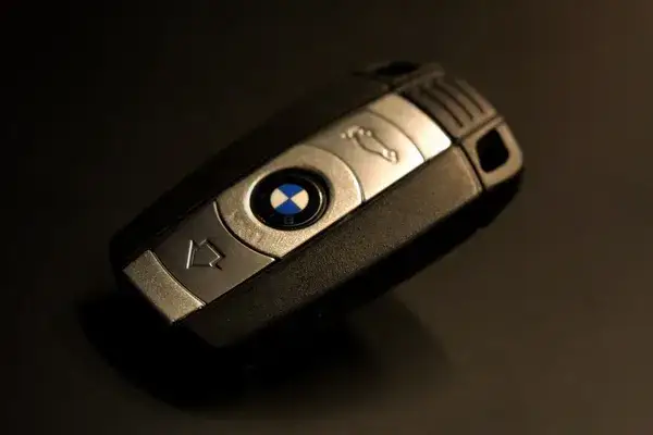 Jak naładować kluczyk BMW E90 - uniknij problemów z baterią