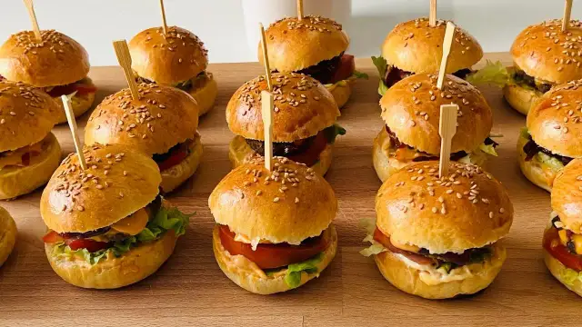 Mini burgers moelleux: le secret du Tangzhong pour un apéritif parfait