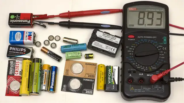 Miernik pokazuje 8.93V. Aby ustawić miernik na 230V, należy wybrać odpowiedni zakres V~.