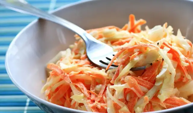 Jaką surówkę do kopytek wybrać, aby zachwycić gości?