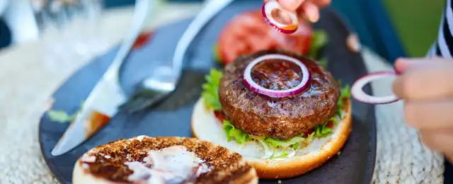 Perfekcyjne burgery domowe: przepis krok po kroku