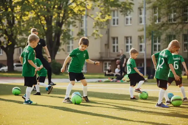 Piłka nożna dla dzieci: Co musisz wiedzieć przed zapisem?