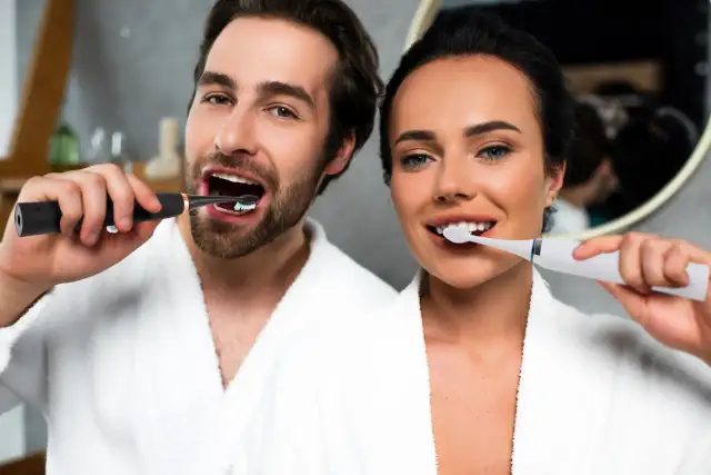 Szczoteczka soniczna: jak działa? Poznaj rewolucję w myciu zębów!