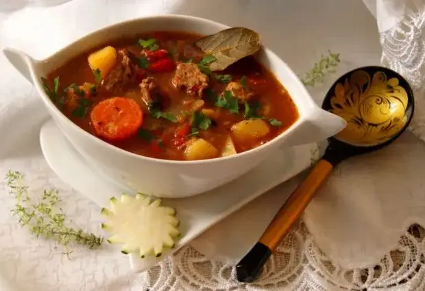 Jak przyrządzić jagnięcinę duszoną, aby była soczysta i pełna smaku