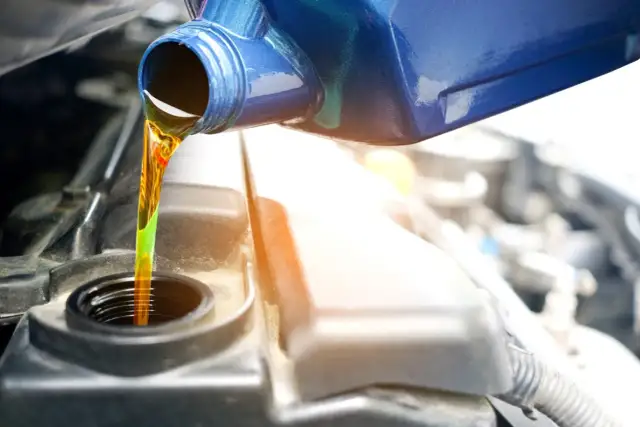 Kiedy sprawdzić olej? Zimny czy ciepły? Uniknij zatarcia silnika!