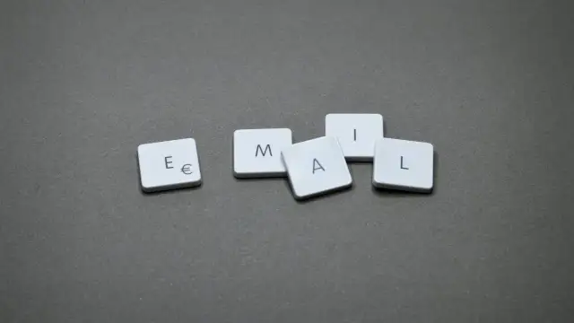 Litery E, M, A, I, L ułożone na szarym tle. Jak napisać mail z CV, by zrobić dobre wrażenie.