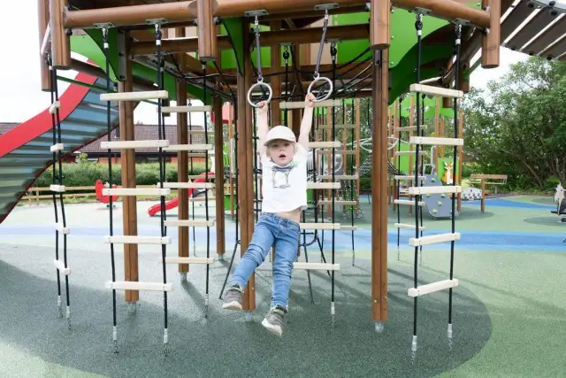 Plac zabaw: Co kryje? Odkryj atrakcje, rozwój i bezpieczeństwo!