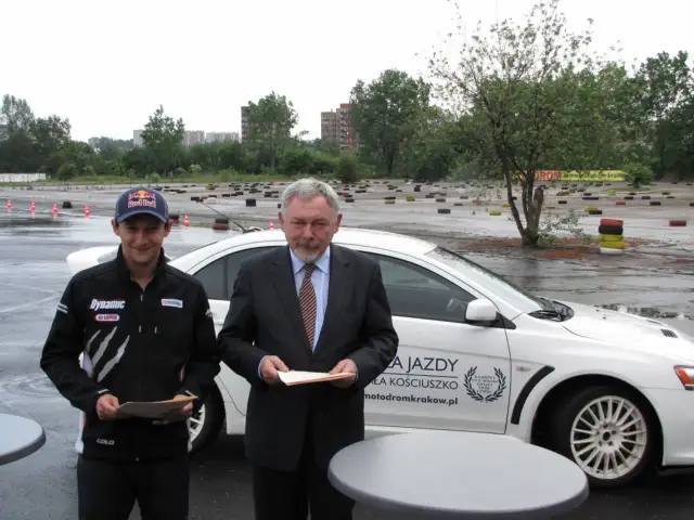 Kto jest polskim kierowcą rajdowym reklamującym markę mubi pl?